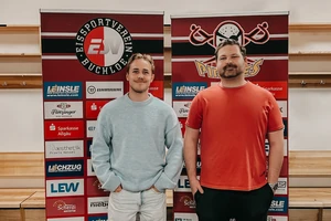Bild zeigt links Nicolas Strodel und rechts ESV-Trainer Dominic Weis.